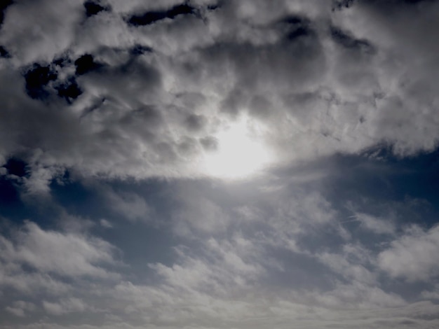 Foto vista a bassa angolazione del cielo nuvoloso