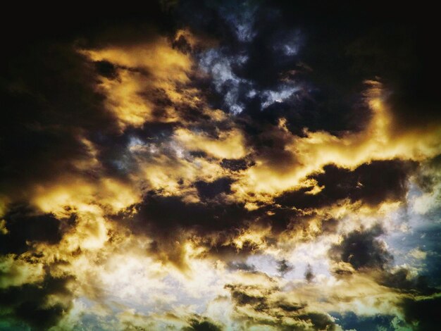 Photo low angle view of cloudy sky