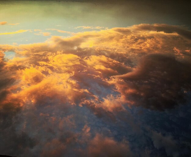 Foto vista a basso angolo del cielo nuvoloso