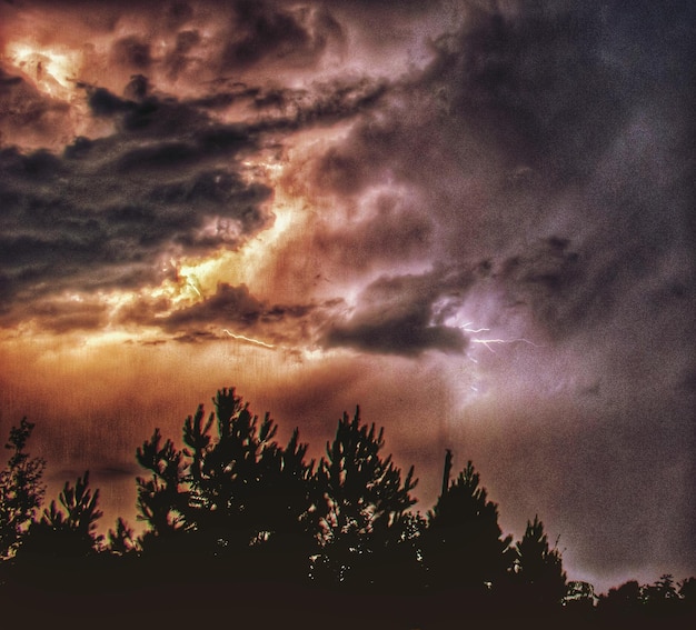 Photo low angle view of cloudy sky