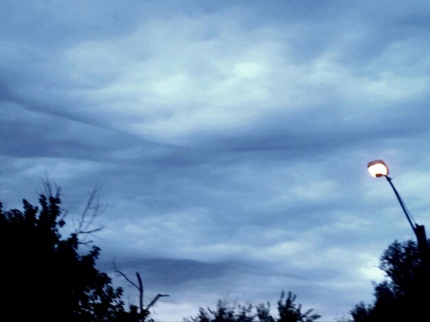 Photo low angle view of cloudy sky