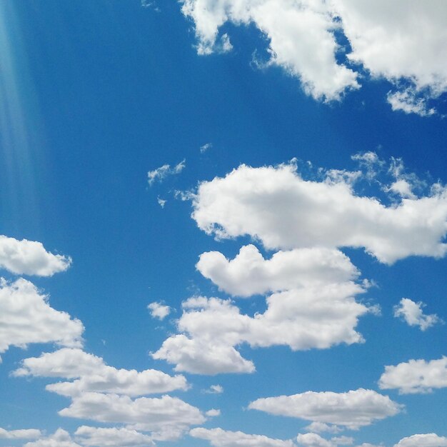 Foto vista a basso angolo del cielo nuvoloso