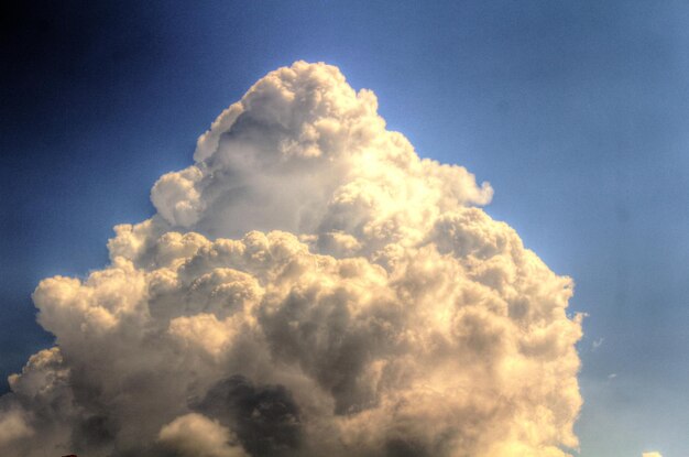 Foto vista a bassa angolazione del cielo nuvoloso