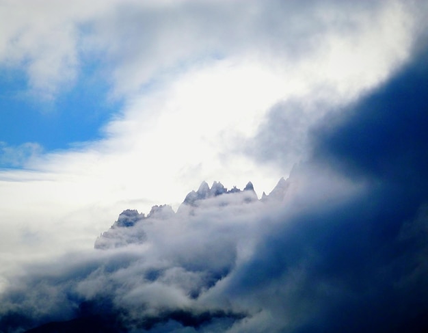 Foto vista a basso angolo del cielo nuvoloso