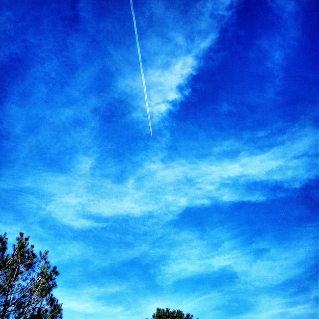 Foto vista a basso angolo del cielo nuvoloso