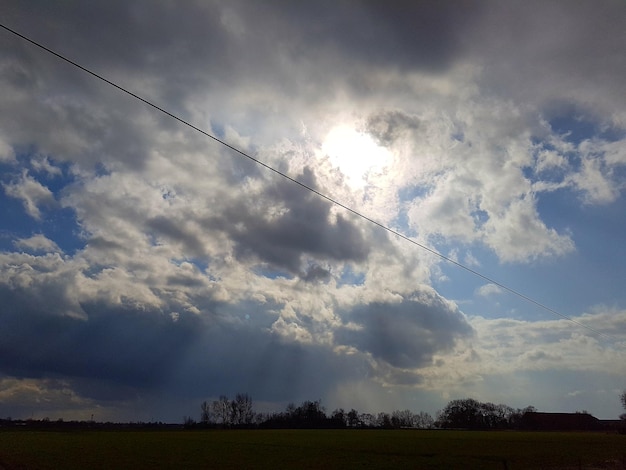 Foto vista a bassa angolazione del cielo nuvoloso