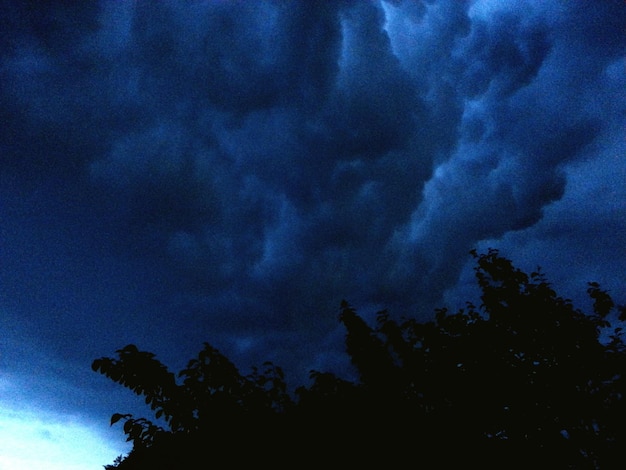 Foto vista a basso angolo del cielo nuvoloso