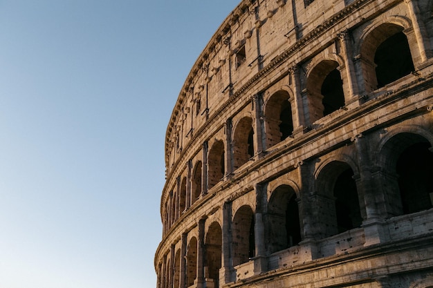 Foto vista a basso angolo del colosseo contro un cielo limpido