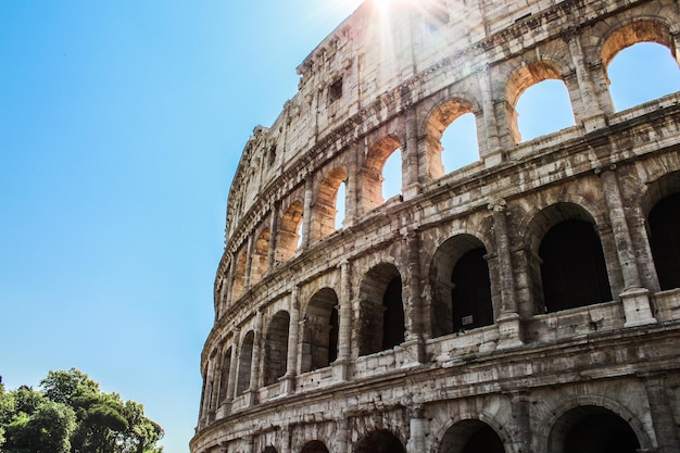 Foto vista a bassa angolazione del colosseo contro un cielo limpido