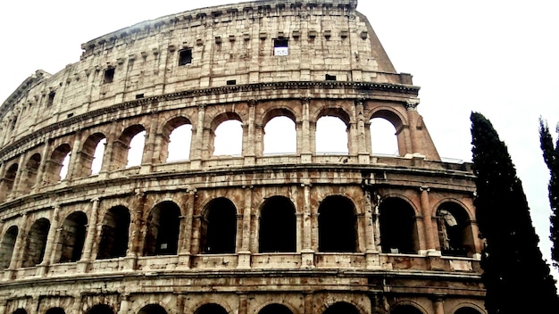 Foto vista a bassa angolazione del colosseo contro il cielo