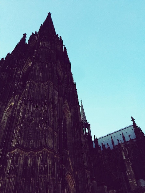 Photo low angle view of cologne cathedral against clear sky in city