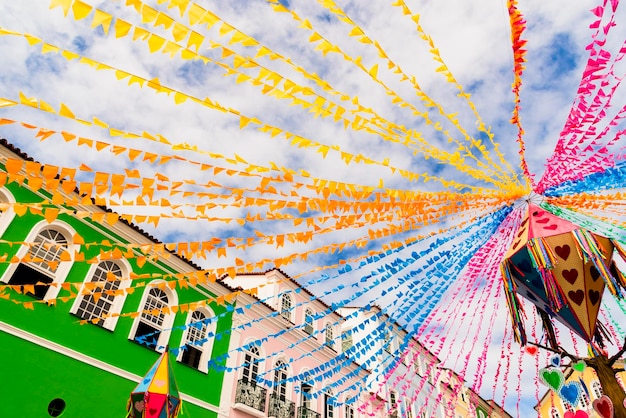 Foto vista a basso angolo di bandiere colorate contro il cielo