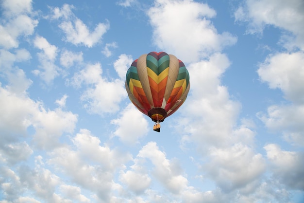 Foto vista ad angolo basso di una palloncino ad aria calda colorata contro un cielo nuvoloso