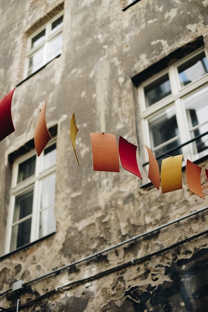 Foto vista ad angolo basso di giornali colorati appesi a una corda contro l'edificio