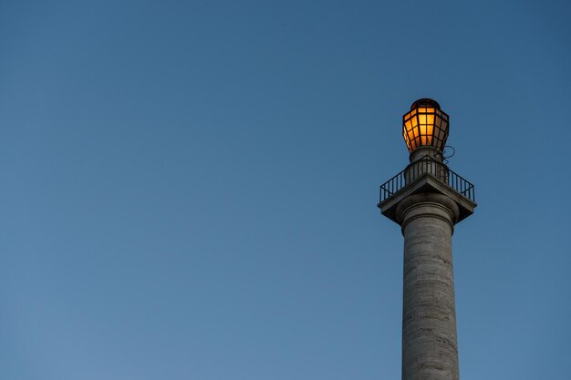 Foto vista a basso angolo della colonna contro un cielo blu limpido