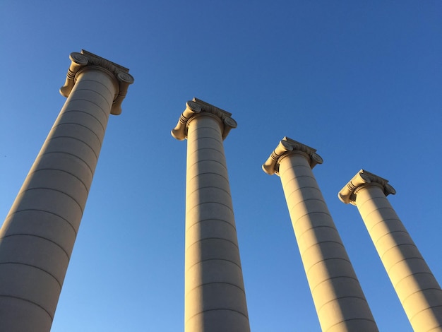 Foto vista a basso angolo delle colonne contro un cielo blu limpido