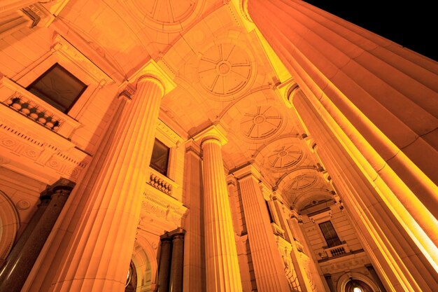 Photo low angle view of columns and ceiling