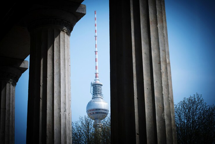 Photo low angle view of columns and fernsehturm against sky
