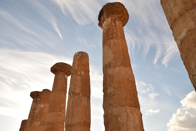 Foto vista a basso angolo delle colonne nel sito storico contro il cielo