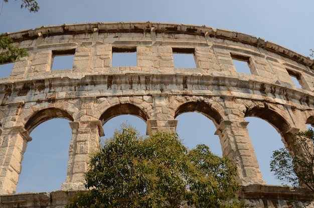 Photo low angle view of coluseum in pula