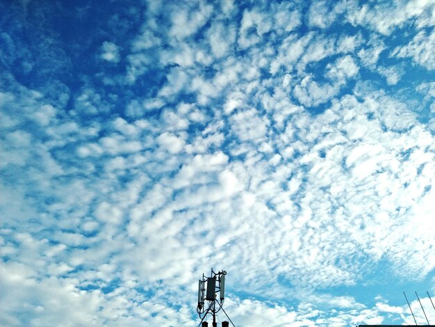 Foto vista a basso angolo della torre di comunicazione contro il cielo blu