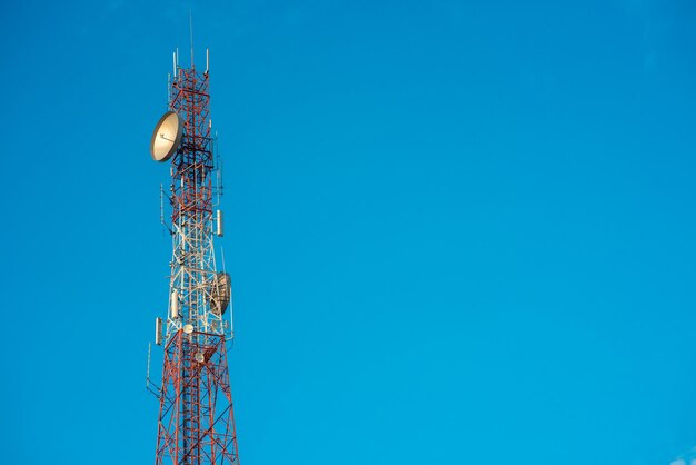 Foto vista a basso angolo della torre di comunicazione contro il cielo blu