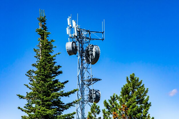 Foto vista a basso angolo della torre di comunicazione contro il cielo blu