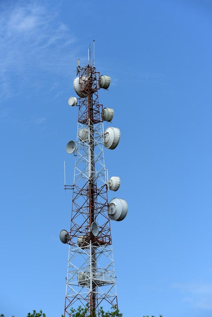 Foto vista a basso angolo della torre di comunicazione contro il cielo blu