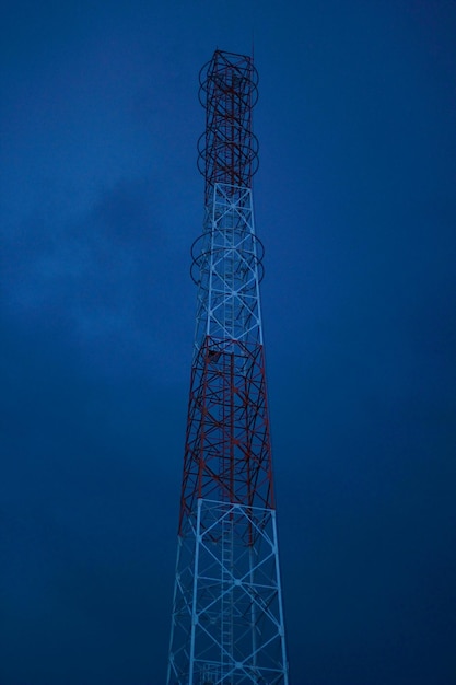 Photo low angle view of communications tower against blue sky