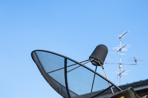 Vista a bassa angolazione della torre di comunicazione contro un cielo blu limpido