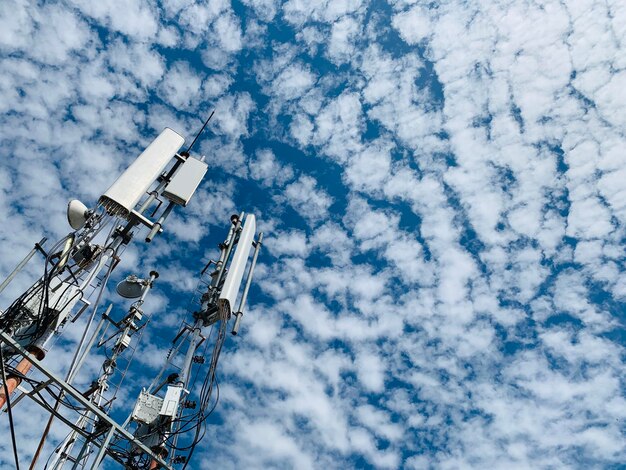 Foto vista a bassa angolazione della torre di comunicazione contro un cielo nuvoloso