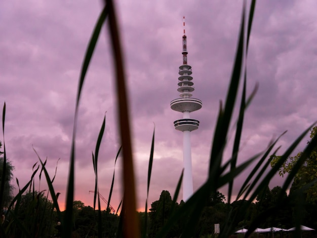 Photo low angle view of communications tower against sky during sunset