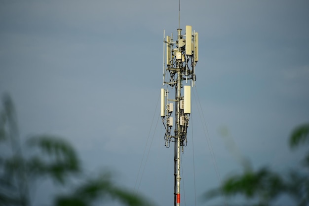 Photo low angle view of communications tower against sky