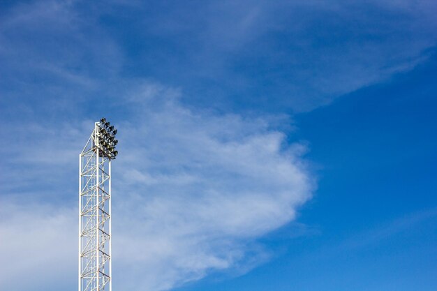 Photo low angle view of communications tower against sky