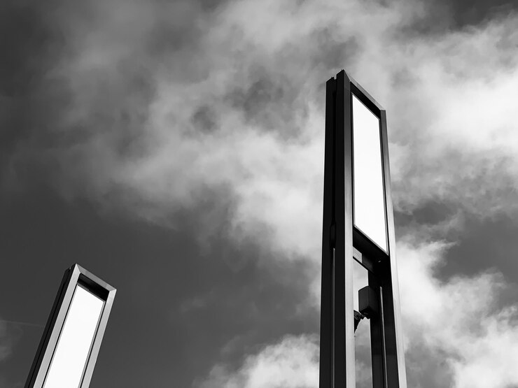 Photo low angle view of communications tower against sky