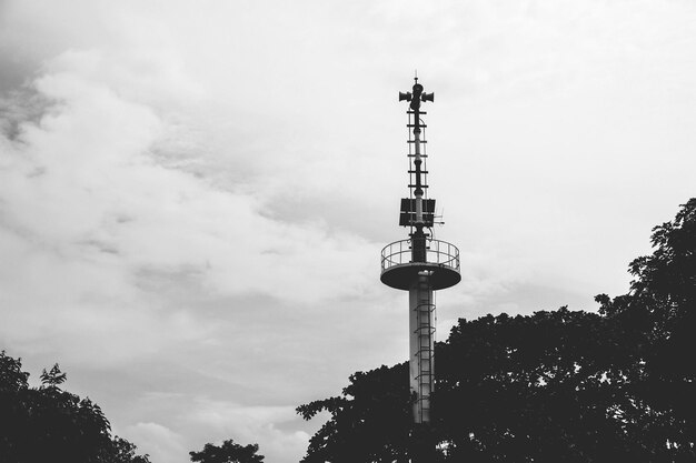 Foto vista a bassa angolazione della torre di comunicazioni contro il cielo