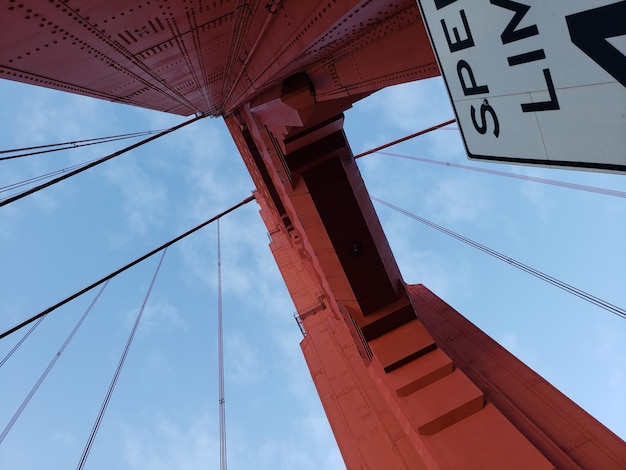 Photo low angle view of communications tower against sky