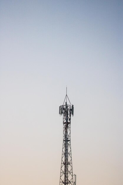 Foto vista a basso angolo della torre di comunicazione contro il cielo