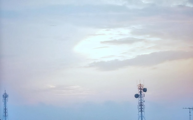 Photo low angle view of communications tower against sky