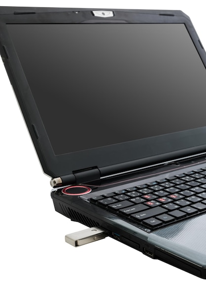 Foto vista a bassa angolazione della tastiera del computer sullo sfondo bianco