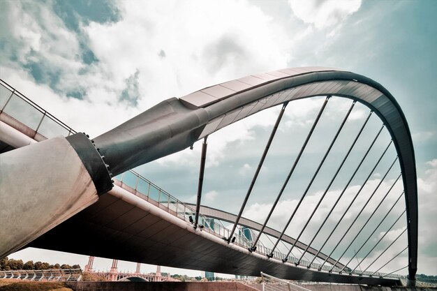 Foto vista a basso angolo della struttura del ponte in cemento