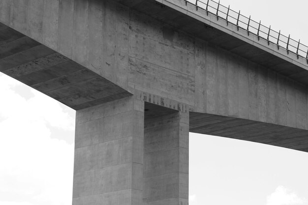 Foto vista a basso angolo di un ponte di cemento