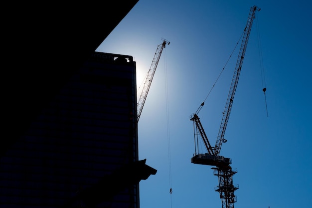 Foto vista a basso angolo del cantiere contro il cielo