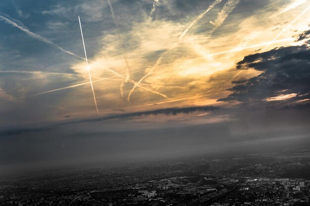 Foto vista a basso angolo delle scie di condensazione al cielo blu