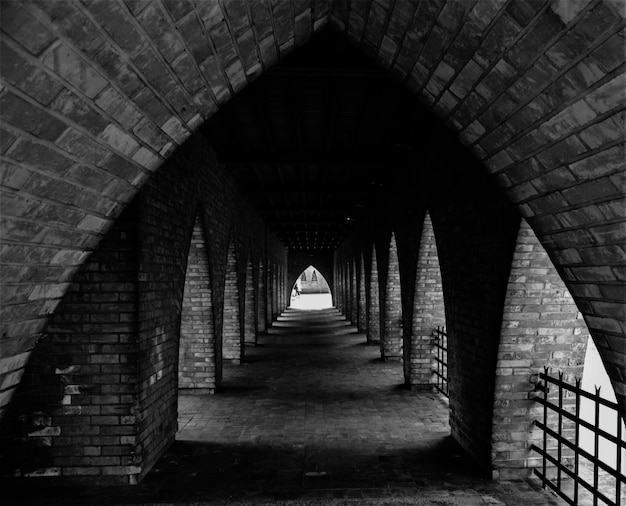 Photo low angle view of corridor in building