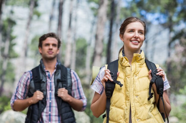 Photo low angle view of couple hiking