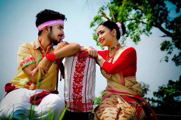 Photo low angle view of couple sitting against sky