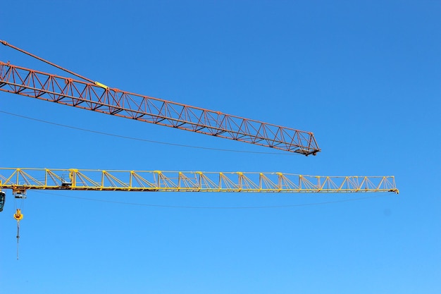 Photo low angle view of crane against clear blue sky