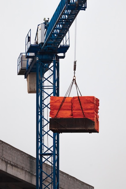 Photo low angle view of crane against clear sky