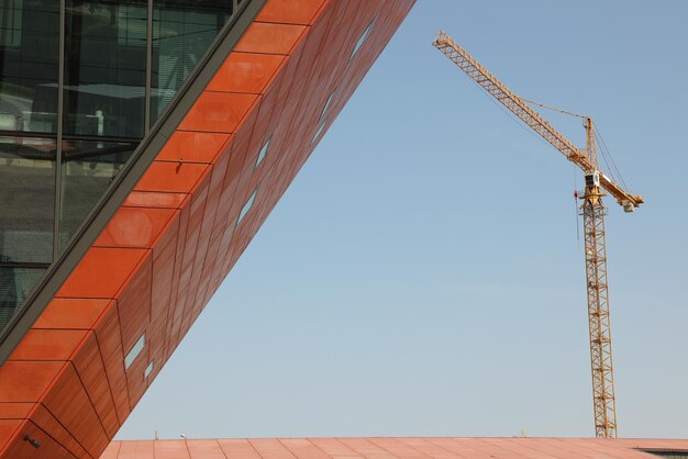 Photo low angle view of crane against clear sky